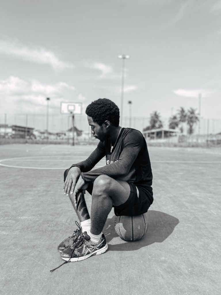 Athlete preparing mentally before a game while dealing with sports performance anxiety